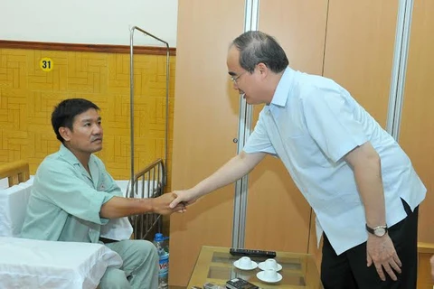 越南祖国阵线中央委员会主席阮善仁来看望慰问阮友强少校