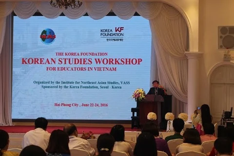 越南东北亚研究院院长陈光明在研讨会上发表讲话。