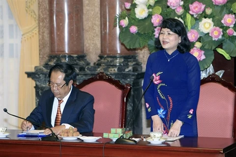越南国家副主席邓氏玉盛发表讲话