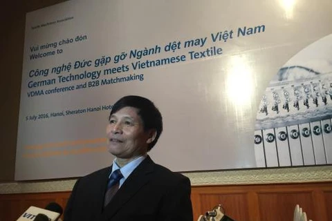 越南国家纺织协会副主席兼秘书长张文锦在论坛上发表讲话