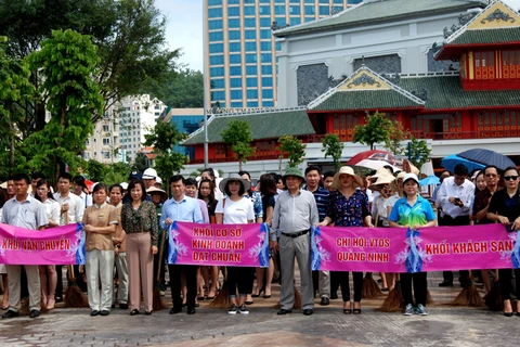 “致力于一个清洁、美丽和友善的下龙”的广宁省旅游活动启动仪式