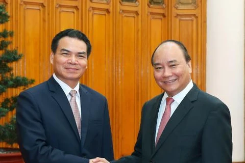 越南政府总理阮春福在河内会见老挝政府办公厅主任培•蓬皮帕部长