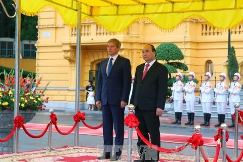 阮春福总理举行隆重仪式 欢迎罗马尼亚总理到访。（图片来源：越通社）