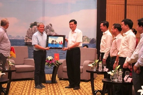广宁省人民委员会主席阮德龙向罗马尼亚总理达契安·乔洛什赠送图画