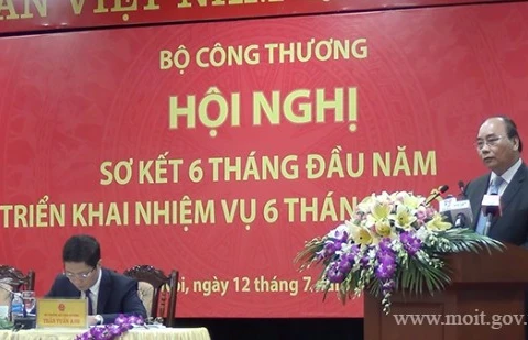 越南政府总理阮春福在会议上发表讲话