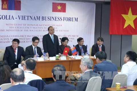 越南政府总理阮春福在越蒙企业论坛上发表讲话