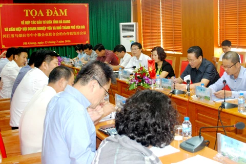 越南河江省人民委员会领导​同由​山东省安台市工作代表团举行会谈