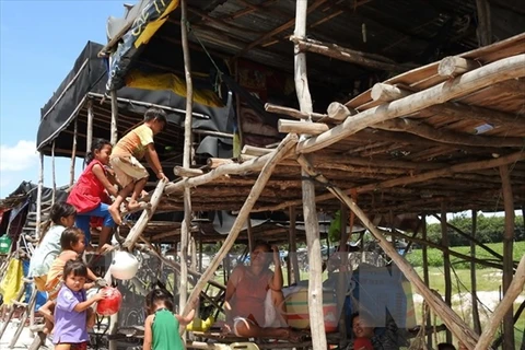 柬埔寨越桥​生活条件十分困难