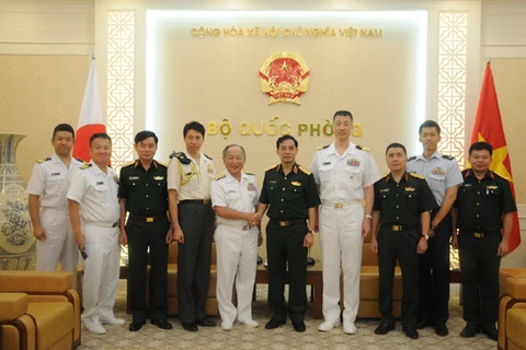 越南人民军队总参谋长潘文江中将会见日本自卫队联合参谋部参谋长河野胜年