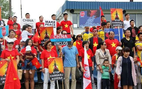 旅居波兰越南人举行集会 欢迎菲律宾东海仲裁案的最终裁决