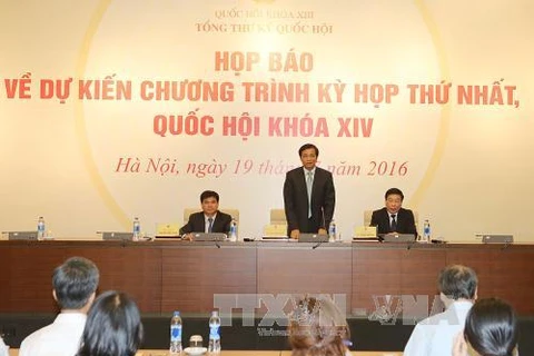 越共中央委员、国会秘书处秘书长、国会办公厅主任阮幸福在新闻发布会上致辞。