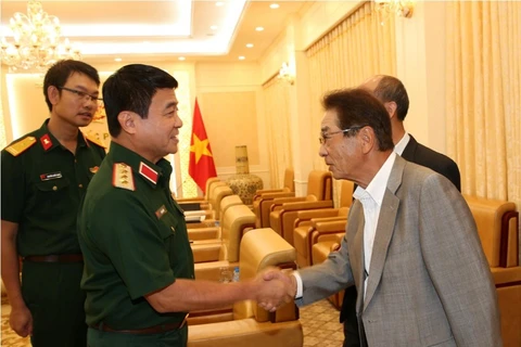 越南人民军副总参谋长武文俊上将会见日本内阁官房长官仙谷由人。