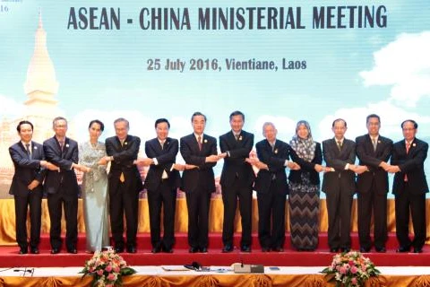 东盟—中国外长会议的与会代表合影。