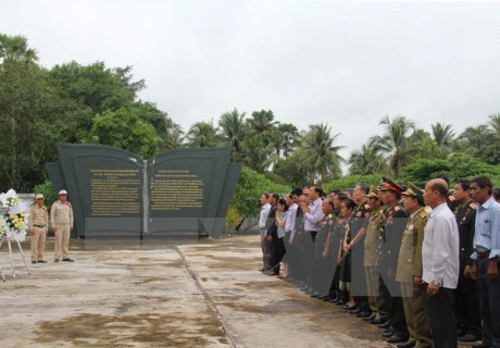 越南驻老挝大使馆干部人员前来万象越老联军烈士陵园上香献花，缅怀英烈