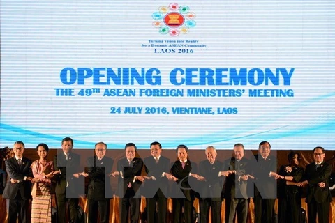 越南外长范平明（左五）同各国外长出席第十七次东盟与中日韩外长会