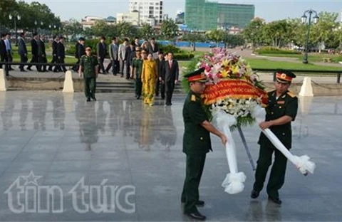 越南驻柬埔寨大使馆代表团前往设在柬埔寨首都金边的越南志愿军纪念碑敬香和敬献花圈