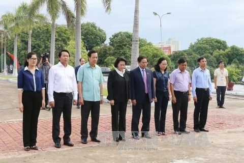越南国会主席阮氏金银率团来到河内市梅译烈士陵园敬献环圈和敬香，缅怀先烈