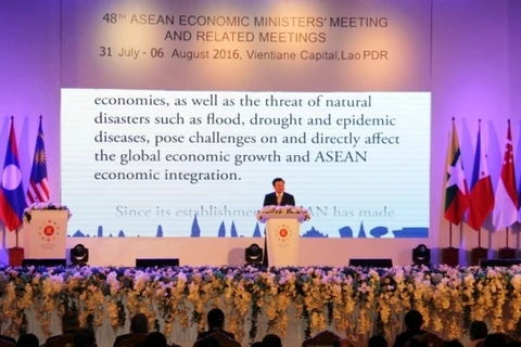 老挝总理通伦·西苏里在会议上发表讲话