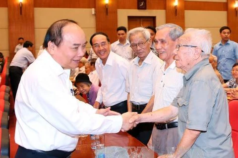阮春福总理与海防市选民亲切握手