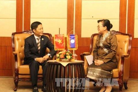 越南工商部部长陈俊英与老挝工业贸易部部长开玛尼·奔舍那