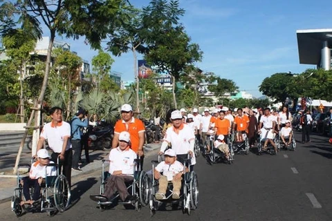 三千多人参加为橙剂受害者募捐步行活动