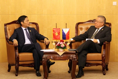 越南工贸部部长陈俊英8月4日与菲律宾贸工部部长拉蒙•洛佩兹