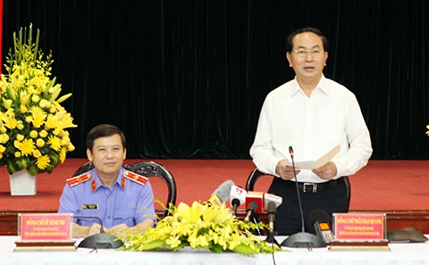 越南国家主席陈大光在会议上发表讲话