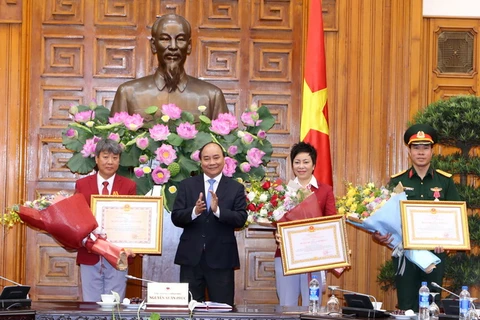 阮春福总理向越南射击教练员和运动员颁发奖状