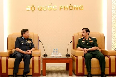 越南人民军总参谋长潘文江中将与马来西亚皇家空军司令罗斯兰斌·拿督拿督·斯里丹斯里·萨阿德