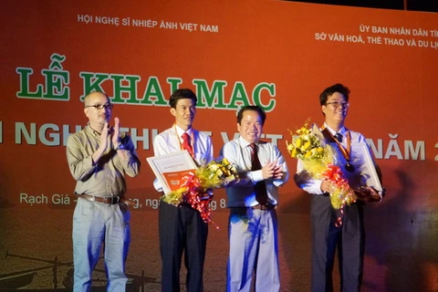 2016年越南艺术图片展在坚江省举行