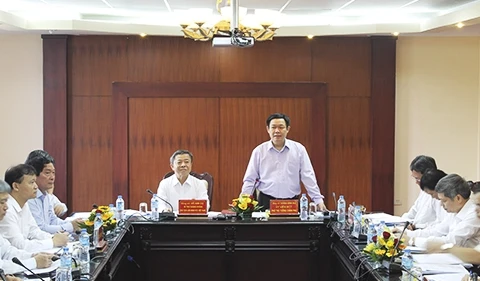 王廷惠副总理在会议上发表讲话