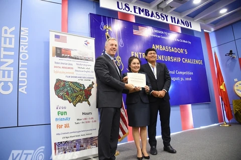 美国驻越大使向一等奖获奖者颁奖