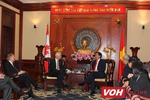 胡志明市人民委员会主席阮成峰​与加拿大外交部部长斯特凡·迪翁