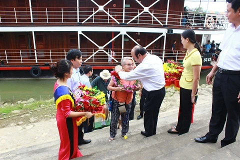 富寿省文化体育与旅游厅厅长阮玉恩向国际游客送花