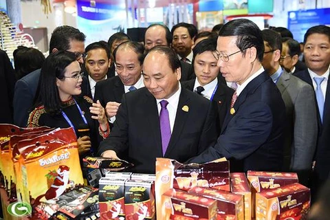 阮春福总理向中国国务院副总理张高丽介绍越南咖啡品牌