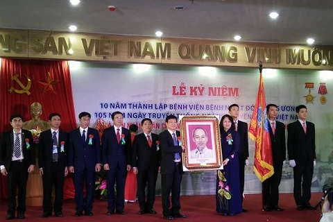国家副主席邓氏玉盛向中央热带病医院授予一级劳动勋章