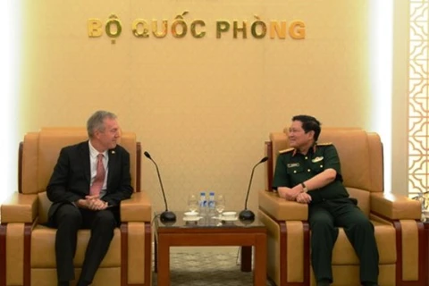 越南国防部部长吴春历与美国驻越大使奥修斯