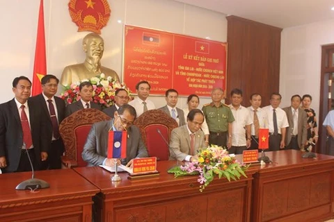 越南嘉莱省代表与老挝占巴塞省代表签署2016-2020年发展合作备忘录