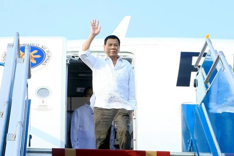 菲律宾总统罗德里戈·杜特尔特9月28日抵达内排机场 开始对越南进行正式访问（图片来源：越通社）