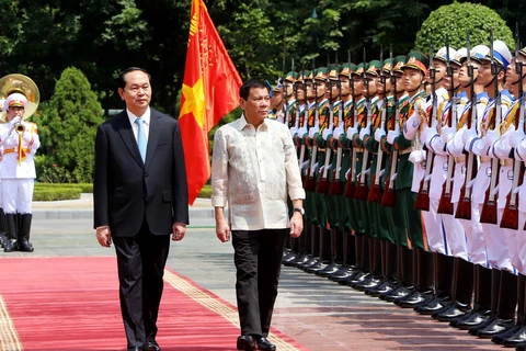 越南国家主席陈大光与菲律宾总统罗德里戈·杜特尔特检阅三军仪仗队