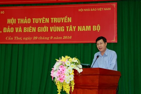西南部事务指导委员会副主任阮国越在研讨会上发表讲话