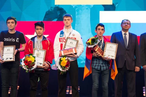越南棋手陈明胜（左二）摘铜。（图片来源：体育报）