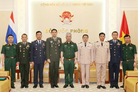 阮志咏上将与泰国驻越南国防武官合影留念