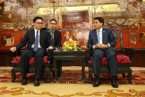 越南河内市人民委员会主席阮德钟​与柬埔寨新任驻越南大使波拉克 