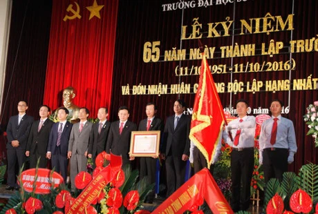 越南教育培训部副部长范孟雄受委托向河内师范大学授予一级独立勋章
