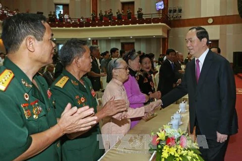 陈大光主席与与会代表们亲切握手