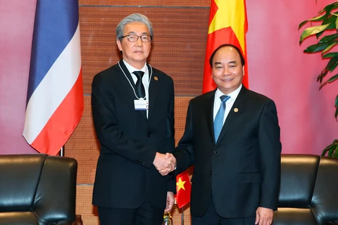 越南政府总理阮春福​与泰国副总理颂吉·乍都斯披塔（图片来源：越通社）