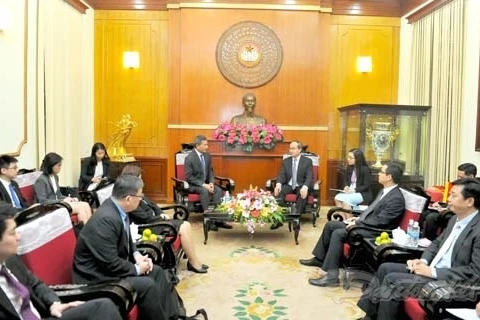 越南祖国阵线中央委员会主席阮善仁会见新加坡外交部长维文