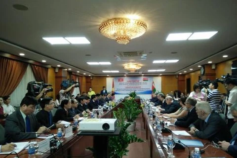 越白政府间经贸与科技合作混合委员会第十三次会议在河内召开