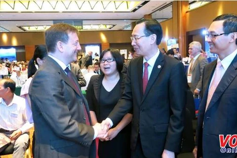 出席论坛的胡志明市领导与法国驻越大使